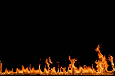 alevler siyah arkaplanda.