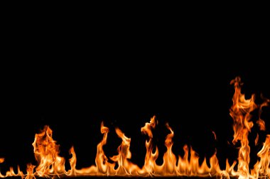 alevler siyah arkaplanda.