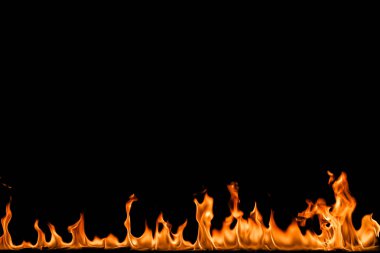 alevler siyah arkaplanda.