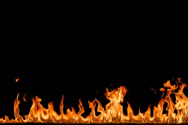 alevler siyah arkaplanda.