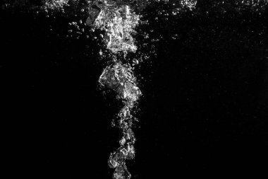 Suyun altında beyaz kabarcıklar