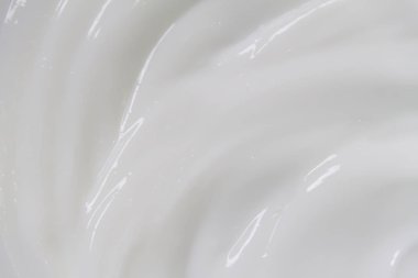 Krem losyonunun beyaz yüzeyi arka planı yumuşatır.