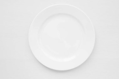 Ahşap zemin üzerinde beyaz plaka