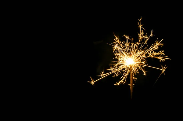 Chispa de Navidad sobre fondo negro. Fuego de Bengala — Foto de Stock