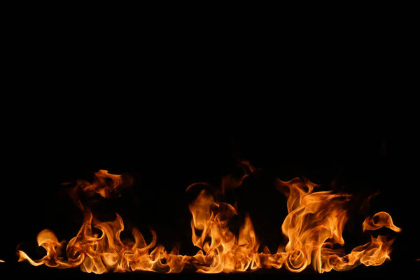 огонь пламя на черном фоне.