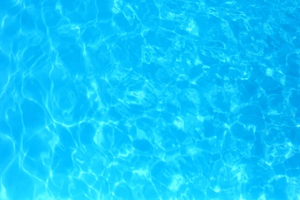 蓝色水在游泳池波纹水细节回沟 — 图库照片