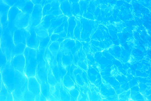 Eau de couleur bleue dans la piscine détail de l'eau ondulée backgroun — Photo