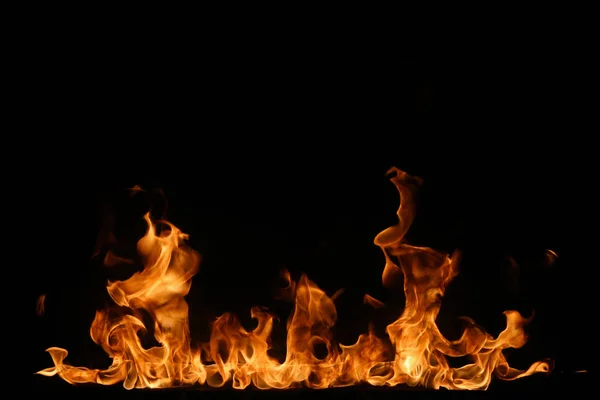 alevler siyah arkaplanda.