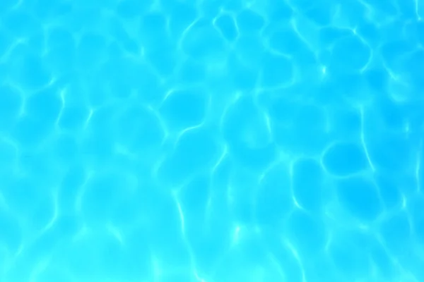 Blått fargevann i svømmebasseng. Blandet vanndetalj. – stockfoto