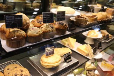 ekranda cam arkasında yatan fırın.