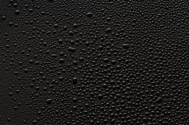 Su siyah üzerine düşer.