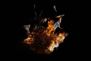 Siyah bir arka plan üzerinde alev ve duman, closeup