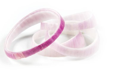 Dilimlenmiş kırmızı soğan halkaları beyaz arka planda izole edilmiş.