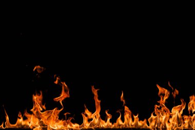 alevler siyah arkaplanda.