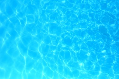 Yüzme havuzundaki mavi renkli su dalgalı su birikintisi.
