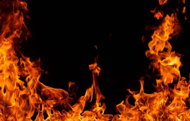 siyah arka plan üzerinde Yangın alevler yakın.