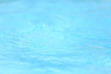 Yüzme havuzundaki mavi renkli su dalgalı su birikintisi.