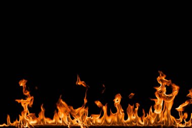 Siyah arka plan üzerinde Yangın alevlerin closeup.