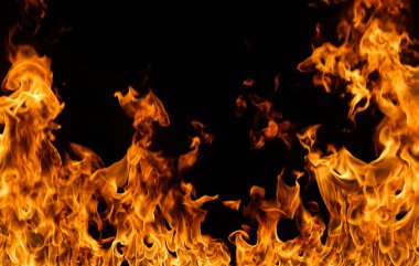 Siyah arka plan üzerinde Yangın alevlerin closeup.