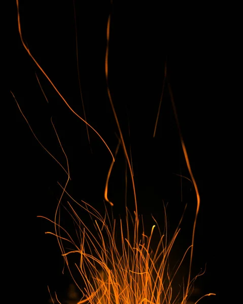 Flammes de feu avec étincelles sur fond noir — Photo