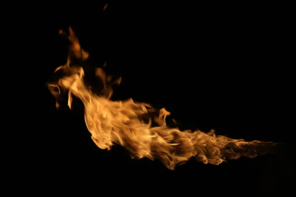 Siyah Arka Plan Üzerinde Yangın Alevlerin Closeup — Stok fotoğraf
