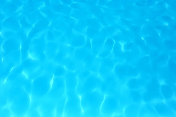 スイミングプールの青い色の水は 水の詳細背景をリップル — ストック写真