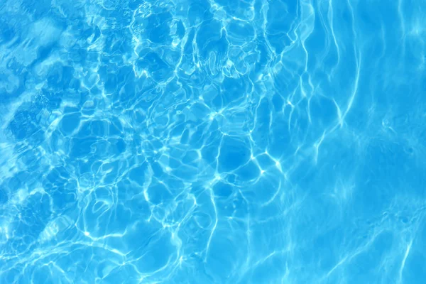 Yüzme havuzundaki mavi renkli su dalgalı su birikintisi.