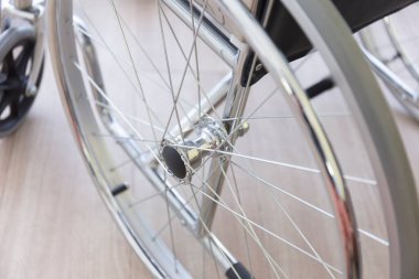 Hastanedeki tekerlekli sandalyeler..