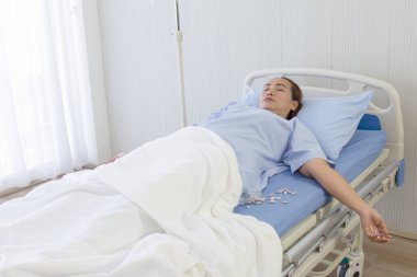 Hastanedeki kadın hastalar aşırı doz alıyor ve yatakta bilincini kaybediyor..