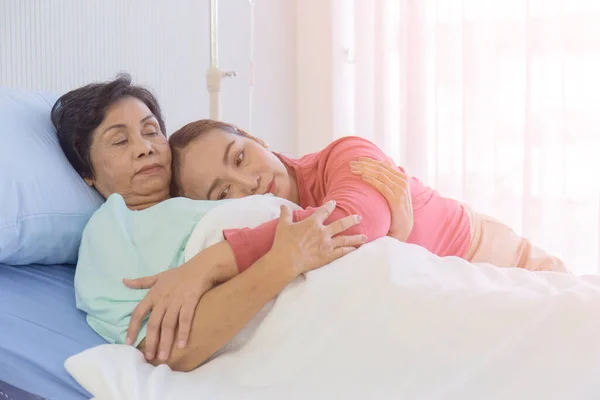 Asian Woman Embraces Her Mother Who Recuperating Hospital Bed — Stock Photo, Image