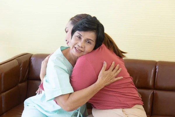 Madre Asiática Enferma Hospital Estaba Abrazando Hija Con Alegría — Foto de Stock