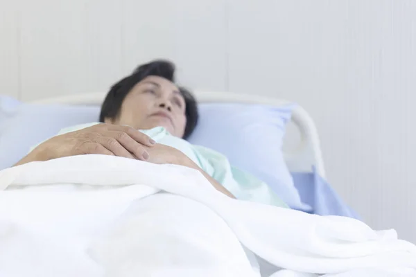 Азиатская Концепция Пожилая Женщина Лежит Постели Выздоравливает Больнице — стоковое фото