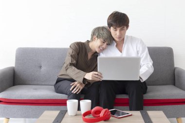 LGBT konsepti Genç Asyalı eşcinsel çiftler mutlu gülümsüyor.