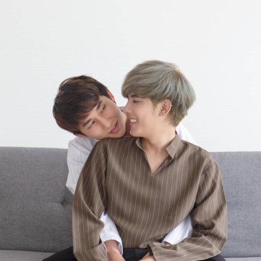 LGBT konsepti Genç Asyalı eşcinsel çiftler mutlu gülümsüyor.