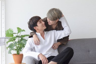 LGBT konsepti Genç Asyalı eşcinsel çiftler mutlu gülümsüyor