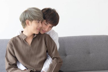 LGBT konsepti Genç Asyalı eşcinsel çiftler mutlu gülümsüyor.