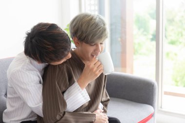 LGBT konsepti Genç Asyalı eşcinsel çiftler mutlu gülümsüyor