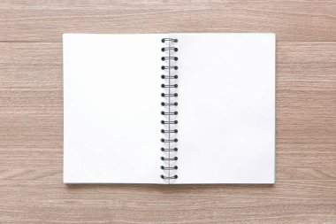 Tahta zemine yerleştirilmiş en üst görünüm defteri.