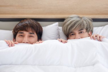 LGBT konsepti gay çiftler Asyalı erkekleri yatakta severler.