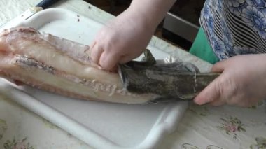 Aşçı balık morinasını temizler.