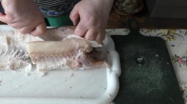 Aşçı balık morinasını temizler.