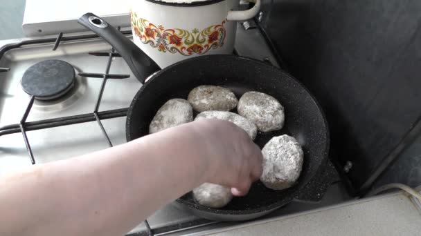 一个女厨师烤肉片 — 图库视频影像