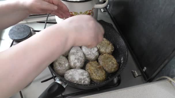 Una Mujer Cocina Asados Chuletas Carne — Vídeo de stock