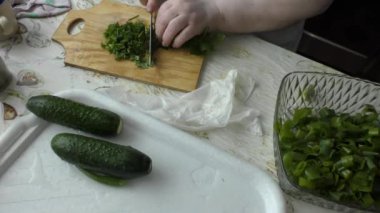 Aşçı taze sebze salatası hazırlar.