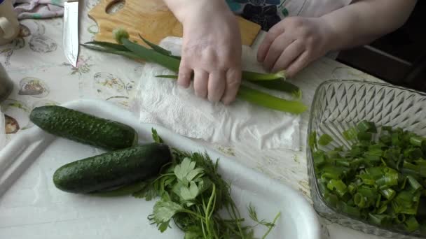 Cuoco Prepara Insalata Verdure Fresche — Video Stock