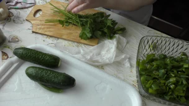 Cuoco Prepara Insalata Verdure Fresche — Video Stock
