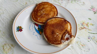 Tabakta küçük krepler var.