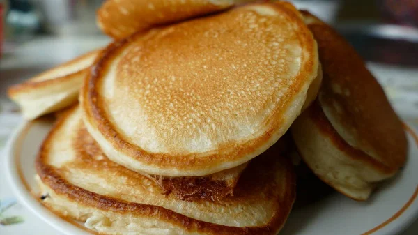 Kleine Pfannkuchen Liegen Auf Dem Teller — Stockfoto