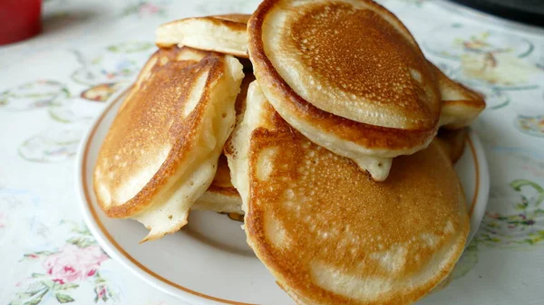 Kleine Pfannkuchen Liegen Auf Dem Teller — Stockfoto