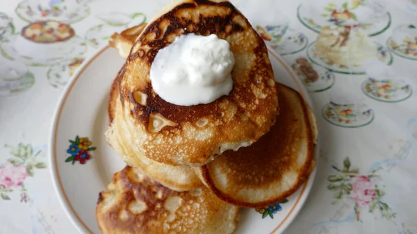 Kleine Pfannkuchen Liegen Auf Dem Teller — Stockfoto